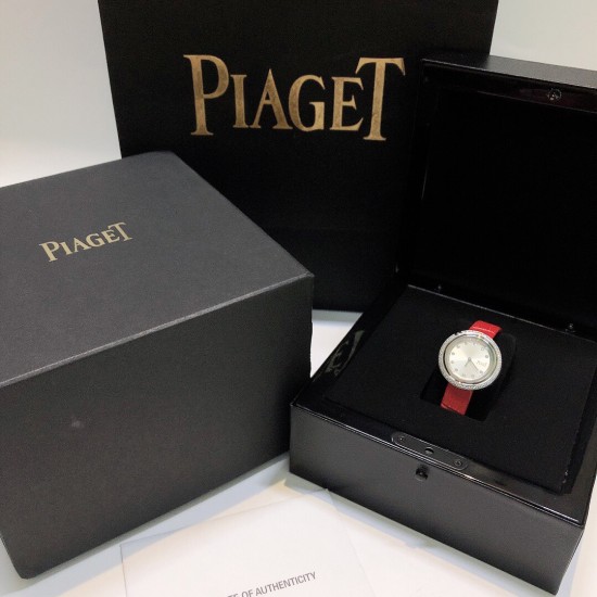 实拍 伯爵-PIAGET 女士腕表 瑞士石英机芯 316L精钢表壳 真牛皮表带 尺寸34*8mm 蓝宝石玻璃镜面 简约的设计,大胆而多彩的配色,以及旋转表圈是伯爵品牌 Possession腕表的特质所在。通过品牌制表师们天马星空的创意,将各个亮色的表带与贵金属、钻石、精钢材质相融,通过圆形盘面的演绎,令全新的 Possession腕表越发闪耀夺目,给人眼前一亮之感。 实拍 伯爵-PIAGET 女士腕表 瑞士石英机芯 316L精钢表壳 真牛皮表带 尺寸34*8mm 蓝宝石玻璃镜面 简约的设计,大胆而多彩的配色,以及旋转表圈是伯爵品牌 Possession腕表的特质所在。通过品牌制表师们天马星空的创意,将各个亮色的表带与贵金属、钻石、精钢材质相融,通过圆形盘面的演绎,令全新的 Possession腕表越发闪耀夺目,给人眼前一亮之感。