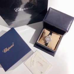 萧邦-Chopard，Happy Diamonds 快乐钻系列！瑞士ETA石英机芯，双层蓝宝石玻璃进口表带分别:有鸵鸟纹、原纹、娟丝带可供选择！尺寸约28mm、厚度约7mm