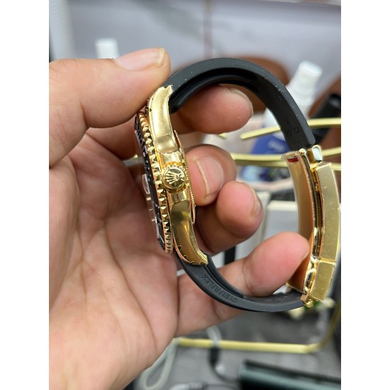 黄金游艇!ROLEX 劳力士 YACHT MASTER 游艇名仕型 116655 运动男表 精钢镀厚玫瑰金表壳 陶瓷表圈 可双向转动 旋入式表冠 蓝宝石镜面有日历放大镜6点位镭射皇冠防伪 橡胶表带 表带侧面有OYSTERFLEX字样雕刻 表带背面有导汗槽 Glidelock折叠保险表扣! 黄金游艇!ROLEX 劳力士 YACHT MASTER 游艇名仕型 116655 运动男表 精钢镀厚玫瑰金表壳 陶瓷表圈 可双向转动 旋入式表冠 蓝宝石镜面有日历放大镜6点位镭射皇冠防伪 橡胶表带 表带侧面有OYSTERFLEX字样雕刻 表带背面有导汗槽 Glidelock折叠保险表扣!