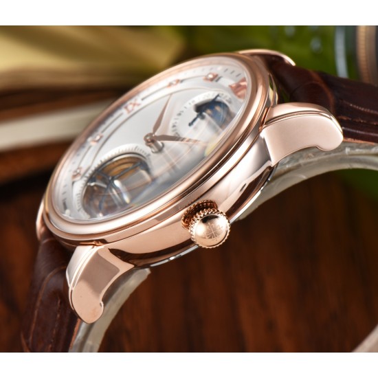 时尚新款 PATEK PHILIPPE【新年巨献 最高版本】百达翡丽超级多功能系列(功能 12字位日月星辰显示 6字位飞达显示)和原装一样的带水平压纹工艺,带荧光刻度 ,42mm直径。316L精钢镀金,原装进口镀膜水晶镜面。字面的外钻为施华洛世奇钻,通透闪亮,气质非凡。在目前技术范畴内尽可能接近原装,此款腕表让您驾驭所有场合。 时尚新款 PATEK PHILIPPE【新年巨献 最高版本】百达翡丽超级多功能系列(功能 12字位日月星辰显示 6字位飞达显示)和原装一样的带水平压纹工艺,带荧光刻度 ,42mm直径。316L精钢镀金,原装进口镀膜水晶镜面。字面的外钻为施华洛世奇钻,通透闪亮,气质非凡。在目前技术范畴内尽可能接近原装,此款腕表让您驾驭所有场合。