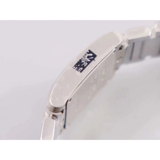 实拍 8848F出品卡地亚法国坦克!瑞士石英机芯,尺寸~25.35*20.3mm,其他的就不作多介绍了,均可官网查阅,下面我来讲讲它的迷人之处,坦克腕表家族中女性最喜欢的一个系列。首先正像坦克与履带的不可分离,法国坦克腕表的履带式表链不仅像一款简练的手镯将金属的光泽绽放无余,也更好的融合了坦克系列棱角分明、锐利的表壳边缘,二者的结合不仅使表款风格上有个完整的统一性,更是对坦克腕表系列的自由精神的完美诠释,因此法国坦克可谓是卡地亚坦克腕表系列之中的经典之作!保卡、吊牌、表带膜和外包装都有贴标型号!下手要快! 实拍 8848F出品卡地亚法国坦克!瑞士石英机芯,尺寸~25.35*20.3mm,其他的就不作多介绍了,均可官网查阅,下面我来讲讲它的迷人之处,坦克腕表家族中女性最喜欢的一个系列。首先正像坦克与履带的不可分离,法国坦克腕表的履带式表链不仅像一款简练的手镯将金属的光泽绽放无余,也更好的融合了坦克系列棱角分明、锐利的表壳边缘,二者的结合不仅使表款风格上有个完整的统一性,更是对坦克腕表系列的自由精神的完美诠释,因此法国坦克可谓是卡地亚坦克腕表系列之中的经典之作!保卡、吊牌、表带膜和外包装都有贴标型号!下手要快!
