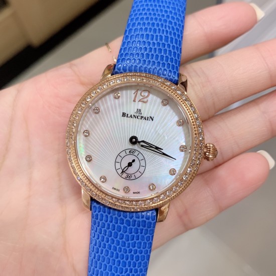 实拍 AW厂 Blancpain-宝珀女装系列复杂功能腕表共镶有152颗美钻。其中的108颗钻石镶嵌于36.8毫米的红金表壳之上。钻石紧密交织为两圈,错落有致,与品牌的标志性双层表圈设计相互呼应。表冠上亦镶有精致美钻,尽现腕表的华美雅致。 实拍 AW厂 Blancpain-宝珀女装系列复杂功能腕表共镶有152颗美钻。其中的108颗钻石镶嵌于36.8毫米的红金表壳之上。钻石紧密交织为两圈,错落有致,与品牌的标志性双层表圈设计相互呼应。表冠上亦镶有精致美钻,尽现腕表的华美雅致。