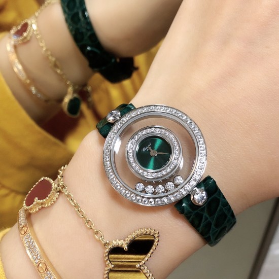 【独家美拍萧邦经邦萧邦HAPPY DIAMONDS系列快乐钻腕表】新增最新绿表盘 蓝宝石玻璃镜面 我们就是自己的神话 原厂瑞士石英机芯 镜面内7颗快乐钻自由转动 活动钻石围绕表盘回旋起舞 制作精巧的表壳玩味透明概念 chopard家标志性的Happy钻石在两片蓝宝石水晶玻璃 形成的空间内自由滑动 充分展现自由和欢快的感觉 表壳顶端与底端各缀有一圈钻石 树叶形指针 较小的同心圆为珍珠母贝质地 呈圆满的球型 两个同心圆环上皆全手工镶有钻石 七颗灵动钻石如悬空漂浮一般 细节见真知 【独家美拍萧邦经邦萧邦HAPPY DIAMONDS系列快乐钻腕表】新增最新绿表盘 蓝宝石玻璃镜面 我们就是自己的神话 原厂瑞士石英机芯 镜面内7颗快乐钻自由转动 活动钻石围绕表盘回旋起舞 制作精巧的表壳玩味透明概念 chopard家标志性的Happy钻石在两片蓝宝石水晶玻璃 形成的空间内自由滑动 充分展现自由和欢快的感觉 表壳顶端与底端各缀有一圈钻石 树叶形指针 较小的同心圆为珍珠母贝质地 呈圆满的球型 两个同心圆环上皆全手工镶有钻石 七颗灵动钻石如悬空漂浮一般 细节见真知