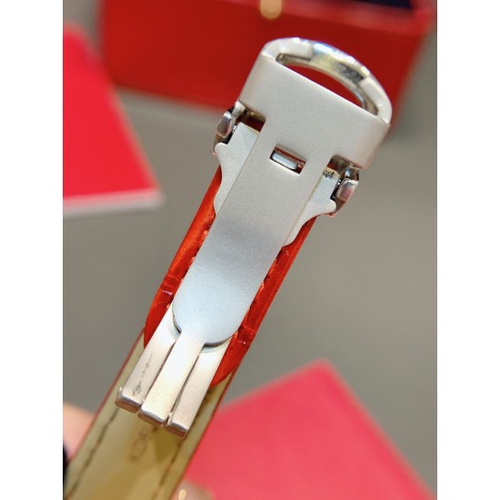 卡地亚-美国坦克-Cartier Tank Amricaine腕表,小号表款,三码合一。采用蓝宝水石晶镜面,瑞士石英机芯。原版开模,精钢表壳,八角形表冠,镶嵌一颗合成蓝色尖晶石,镀银表盘,剑形蓝钢指针,搭配原装光面折叠表扣,采用进口多色小牛皮。腕大表器优雅,深行受家青睐。表壳尺寸:34.80 x 19.00毫米。 卡地亚-美国坦克-Cartier Tank Amricaine腕表,小号表款,三码合一。采用蓝宝水石晶镜面,瑞士石英机芯。原版开模,精钢表壳,八角形表冠,镶嵌一颗合成蓝色尖晶石,镀银表盘,剑形蓝钢指针,搭配原装光面折叠表扣,采用进口多色小牛皮。腕大表器优雅,深行受家青睐。表壳尺寸:34.80 x 19.00毫米。