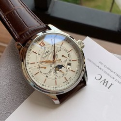品牌：万国 IWC 类型：精品男士腕表表带：真牛皮表带机芯：全自动机械机芯镜面：矿物质强化玻璃  尺寸：直径42mm厚12mm！