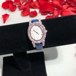 萧邦新款 LHEURE DU DIAMANT MEDIUM OVAL 此款LHeure du Diamant 椭圆形切割雕纹镶钻表盘 环以点缀钻石的表圈 优雅气韵 时尚风格和萧邦精湛的手工艺尽显无遗 光华耀目 MM™ 白玫同价