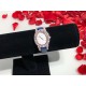 萧邦新款 LHEURE DU DIAMANT MEDIUM OVAL 此款LHeure du Diamant 椭圆形切割雕纹镶钻表盘 环以点缀钻石的表圈 优雅气韵 时尚风格和萧邦精湛的手工艺尽显无遗 光华耀目 MM™ 白玫同价