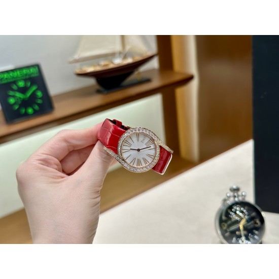 伯爵69Limelight Gala腕表超级版 正品级腕表尺寸32mm有鳄鱼皮表带,绢丝表带,牛皮表带可选运用一流的壳套打磨工艺,诠释伯爵优雅气质。表扣细节工艺,搭配施华洛世奇水钻,偶然一亮,清新脱俗。采用定制版瑞士石英机芯,续航给力,走时稳健,零返修。镶饰60颗明亮式切割钻(约0.92克拉)。表扣镶饰单颗明亮式切割施华洛世奇水钻(约0.01克拉)动人线条衬托优雅气质 伯爵69Limelight Gala腕表超级版 正品级腕表尺寸32mm有鳄鱼皮表带,绢丝表带,牛皮表带可选运用一流的壳套打磨工艺,诠释伯爵优雅气质。表扣细节工艺,搭配施华洛世奇水钻,偶然一亮,清新脱俗。采用定制版瑞士石英机芯,续航给力,走时稳健,零返修。镶饰60颗明亮式切割钻(约0.92克拉)。表扣镶饰单颗明亮式切割施华洛世奇水钻(约0.01克拉)动人线条衬托优雅气质