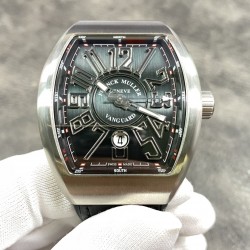 Franck Muller 法兰克穆勒 V45 自动机械腕表 。酒桶形精钢表壳搭配拱型蓝宝石镜面 ，拉丝纹表盘立体搪瓷刻度 ，日本西铁城9015自动机械机芯 ，黑色橡胶镶嵌牛皮表带 ，蝴蝶双按扣 。尺寸43.5mmX54.5mm。尽显休闲运动设计风格。tw厂出品，出货实拍