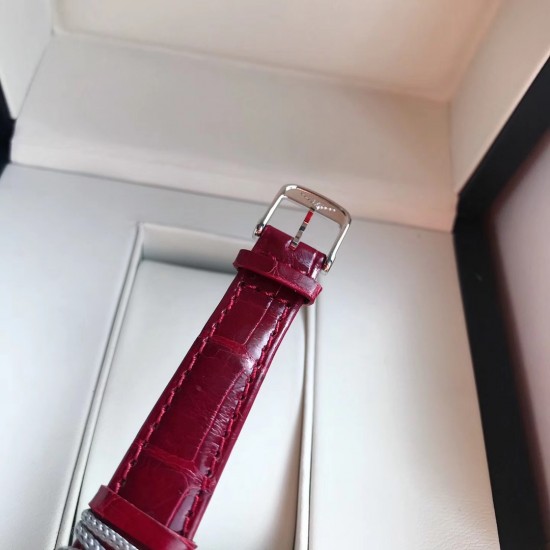 情人节送礼首选林志玲同款!浪琴表黛绰维纳鳄鱼皮系列!20.80 X 32.00mm 石英女士腕表!正品机芯L178石英机芯!拥有低电量提醒功能!石英机芯没电了秒针会四秒一跳!这个时候就需要换电池啦!浪琴排名皇后级别的当属黛绰维纳系列女表 以意大利语中的Dolce Vita为名 寓意甜美生活 寓意意式生活邂逅现代浪漫 通过几何线条与柔美曲线塑造出现代优雅与妩媚姿态 银色表盘的雕花、以及蓝钢指针等精致细节都烘托出佩戴者纯正的优雅与贵气 情人节送礼首选林志玲同款!浪琴表黛绰维纳鳄鱼皮系列!20.80 X 32.00mm 石英女士腕表!正品机芯L178石英机芯!拥有低电量提醒功能!石英机芯没电了秒针会四秒一跳!这个时候就需要换电池啦!浪琴排名皇后级别的当属黛绰维纳系列女表 以意大利语中的Dolce Vita为名 寓意甜美生活 寓意意式生活邂逅现代浪漫 通过几何线条与柔美曲线塑造出现代优雅与妩媚姿态 银色表盘的雕花、以及蓝钢指针等精致细节都烘托出佩戴者纯正的优雅与贵气