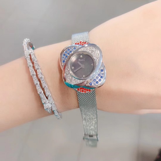 最新 PIAGET伯爵 Limelight非凡珍品腕表系列 花朵 闭合状态下尺寸33mm*22mm, 花朵盛开时直径为33mm。表壳才有18K白金电镀,进口石英机芯 。特点: 表壳由可顺时针旋转的三片花瓣造型组成一朵完美的三色艳丽花朵。第一层花瓣上镶嵌26颗白色钻石于表圈 ,第二层花瓣镶嵌26颗红色钻石彰显奢华,第三层花瓣镶嵌18颗幽邃蓝宝石彰显尊贵,蓝宝石水晶镜面 搭配绸缎丝绢皮/手工锻造丝网表带。这不仅是一款非凡的腕表,更堪称一件珠宝工艺杰作,完美结合创意,生动灵性,彰显着珠宝腕表的优雅魅力 最新 PIAGET伯爵 Limelight非凡珍品腕表系列 花朵 闭合状态下尺寸33mm*22mm, 花朵盛开时直径为33mm。表壳才有18K白金电镀,进口石英机芯 。特点: 表壳由可顺时针旋转的三片花瓣造型组成一朵完美的三色艳丽花朵。第一层花瓣上镶嵌26颗白色钻石于表圈 ,第二层花瓣镶嵌26颗红色钻石彰显奢华,第三层花瓣镶嵌18颗幽邃蓝宝石彰显尊贵,蓝宝石水晶镜面 搭配绸缎丝绢皮/手工锻造丝网表带。这不仅是一款非凡的腕表,更堪称一件珠宝工艺杰作,完美结合创意,生动灵性,彰显着珠宝腕表的优雅魅力