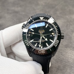 VS 压轴之作！欧米茄全黑陶瓷海洋宇宙600米 “深海之黑” 防划痕 不怕旧！1:搭载 VS自产一体8906机芯 一体天然橡胶带。2:突破 欧家专利 底盖 一步定位，“naiad”锁扣结构，旋转一点即可锁，底盖字体始终保持固定位置。保证锁紧并不影响防水。（陶瓷加工难度高于金属加工10倍以上）3:里外结构均由整块陶瓷打磨完成。4: 陶瓷与钛logo 镶嵌技术 陶瓷化钛金属扣 。出货实拍
