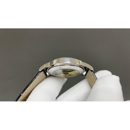 【TW 最新出品爆款推荐 】江诗丹顿Vacheron constantin 经典之美品鉴江诗.丹顿传袭系列腕表!TW制表师团队历时8个月精心设计,敢为人先,力求完美。 款式采用原装9015机芯,每小时振频28800次,零返修质量✅。TW厂独家研发壳套,独家的锅盖玻璃材质!直径40mm,超强3D立体感,超薄工艺。款式表盘上采用经典独家内影作为刻度,更显示出这款腕表的华贵气质。款式搭配意大利牛皮让手腕更贴合舒适 ⌚️江诗丹顿,你终将拥有的腕表 【TW 最新出品爆款推荐 】江诗丹顿Vacheron constantin 经典之美品鉴江诗.丹顿传袭系列腕表!TW制表师团队历时8个月精心设计,敢为人先,力求完美。 款式采用原装9015机芯,每小时振频28800次,零返修质量✅。TW厂独家研发壳套,独家的锅盖玻璃材质!直径40mm,超强3D立体感,超薄工艺。款式表盘上采用经典独家内影作为刻度,更显示出这款腕表的华贵气质。款式搭配意大利牛皮让手腕更贴合舒适 ⌚️江诗丹顿,你终将拥有的腕表