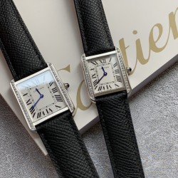 实拍【精品升级版】卡地亚超薄坦克Cartier Tank Solo系列，一款百搭性价比又高的手表 进口瑞士石英机芯，圆珠形表冠，镶嵌一颗凸圆形合成尖晶石，镀银珠光表盘，罗马数字时标，剑形蓝钢指针，蓝宝石水晶镜面，搭配进口牛皮表带，多颜色可搭配。直径：小号2431mm,中号2734mm。佩戴舒适柔软服帖，上手显得高贵又典雅，很气质很女人独家货源。