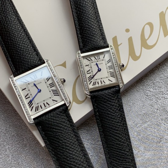 实拍【精品升级版】卡地亚超薄坦克Cartier Tank Solo系列,一款百搭性价比又高的手表 进口瑞士石英机芯,圆珠形表冠,镶嵌一颗凸圆形合成尖晶石,镀银珠光表盘,罗马数字时标,剑形蓝钢指针,蓝宝石水晶镜面,搭配进口牛皮表带,多颜色可搭配。直径:小号2431mm,中号2734mm。佩戴舒适柔软服帖,上手显得高贵又典雅,很气质很女人独家货源。 实拍【精品升级版】卡地亚超薄坦克Cartier Tank Solo系列,一款百搭性价比又高的手表 进口瑞士石英机芯,圆珠形表冠,镶嵌一颗凸圆形合成尖晶石,镀银珠光表盘,罗马数字时标,剑形蓝钢指针,蓝宝石水晶镜面,搭配进口牛皮表带,多颜色可搭配。直径:小号2431mm,中号2734mm。佩戴舒适柔软服帖,上手显得高贵又典雅,很气质很女人独家货源。