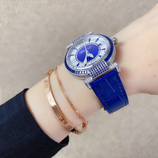 ★实拍 萧邦 CHOPARD IMPERIALE 系列腕表。独特风格带您走进一个新阶段并且成功塑造了崇尚自我表达和与众不同的生活化概念,316精钢材质,此表款全手工镶嵌施华洛世奇水晶钻,成为了美式奢侈生活风格的代表!进口石英机芯以及精细做工,佩戴贴手舒适,设计风格简约明朗。充满奢华璀璨的气息,光彩夺人、让你瞬间提升华丽的气质 ! ★实拍 萧邦 CHOPARD IMPERIALE 系列腕表。独特风格带您走进一个新阶段并且成功塑造了崇尚自我表达和与众不同的生活化概念,316精钢材质,此表款全手工镶嵌施华洛世奇水晶钻,成为了美式奢侈生活风格的代表!进口石英机芯以及精细做工,佩戴贴手舒适,设计风格简约明朗。充满奢华璀璨的气息,光彩夺人、让你瞬间提升华丽的气质 !