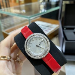 全网女生听我的！买它…❤️。     伯爵“时来运转”顶级奢侈品入门款精致的 29mm尺寸大小！第一眼看到它的时候我一眼就中，首先是外观设计足够百搭，➕上外层一圈可来回转动 很有寓意、一起“转动，遇见非凡”。上手很秀气，彩色鳄鱼皮可轻松拆卸 看上去就高端，机芯采用瑞士进口石英机芯，螺旋式表圈316L精钢打磨抛光 表面光亮如镜、表盘内圈钻石刻度 11颗⭕️圆形美钻（约0.07克拉）外圈一颗圆形美钻（约0.05克拉）