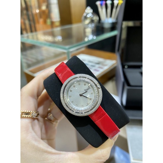 全网女生听我的!买它…❤️。 伯爵“时来运转”顶级奢侈品入门款精致的 29mm尺寸大小!第一眼看到它的时候我一眼就中,首先是外观设计足够百搭,➕上外层一圈可来回转动 很有寓意、一起“转动,遇见非凡”。上手很秀气,彩色鳄鱼皮可轻松拆卸 看上去就高端,机芯采用瑞士进口石英机芯,螺旋式表圈316L精钢打磨抛光 表面光亮如镜、表盘内圈钻石刻度 11颗⭕️圆形美钻(约0.07克拉)外圈一颗圆形美钻(约0.05克拉) 全网女生听我的!买它…❤️。 伯爵“时来运转”顶级奢侈品入门款精致的 29mm尺寸大小!第一眼看到它的时候我一眼就中,首先是外观设计足够百搭,➕上外层一圈可来回转动 很有寓意、一起“转动,遇见非凡”。上手很秀气,彩色鳄鱼皮可轻松拆卸 看上去就高端,机芯采用瑞士进口石英机芯,螺旋式表圈316L精钢打磨抛光 表面光亮如镜、表盘内圈钻石刻度 11颗⭕️圆形美钻(约0.07克拉)外圈一颗圆形美钻(约0.05克拉)