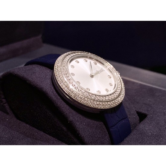 实拍 伯爵-PIAGET 女士腕表 瑞士石英机芯 316L精钢表壳 真牛皮表带 尺寸34*8mm 蓝宝石玻璃镜面 简约的设计,大胆而多彩的配色,以及旋转表圈是伯爵品牌 Possession腕表的特质所在。通过品牌制表师们天马星空的创意,将各个亮色的表带与贵金属、钻石、精钢材质相融,通过圆形盘面的演绎,令全新的 Possession腕表越发闪耀夺目,给人眼前一亮之感。 实拍 伯爵-PIAGET 女士腕表 瑞士石英机芯 316L精钢表壳 真牛皮表带 尺寸34*8mm 蓝宝石玻璃镜面 简约的设计,大胆而多彩的配色,以及旋转表圈是伯爵品牌 Possession腕表的特质所在。通过品牌制表师们天马星空的创意,将各个亮色的表带与贵金属、钻石、精钢材质相融,通过圆形盘面的演绎,令全新的 Possession腕表越发闪耀夺目,给人眼前一亮之感。