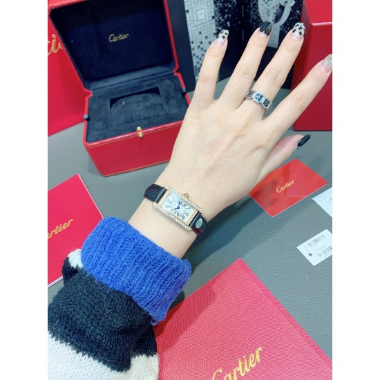 卡地亚-美国坦克-Cartier Tank Amricaine腕表,小号表款,三码合一。采用蓝宝水石晶镜面,瑞士石英机芯。原版开模,精钢表壳,八角形表冠,镶嵌一颗合成蓝色尖晶石,镀银表盘,剑形蓝钢指针,搭配原装光面折叠表扣,采用进口多色小牛皮。腕大表器优雅,深行受家青睐。表壳尺寸:34.80 x 19.00毫米。 卡地亚-美国坦克-Cartier Tank Amricaine腕表,小号表款,三码合一。采用蓝宝水石晶镜面,瑞士石英机芯。原版开模,精钢表壳,八角形表冠,镶嵌一颗合成蓝色尖晶石,镀银表盘,剑形蓝钢指针,搭配原装光面折叠表扣,采用进口多色小牛皮。腕大表器优雅,深行受家青睐。表壳尺寸:34.80 x 19.00毫米。