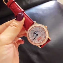 法兰克穆勒Franck muller ⏱FM新款镶钻简约女表✔️表壳表盘均选用进口5A水钻镶嵌、绝不掉钻‼️表盘很立体的双层字面、底层采用高端定制天然母贝、颜色炫彩自然、12个刻度用水钻镶嵌、立体感十足真皮表带、钢壳、进口石英机芯、蓝宝石水晶玻璃镜面、高品质、表盘直径约36毫米❗️这个夏天不离手的时尚单品