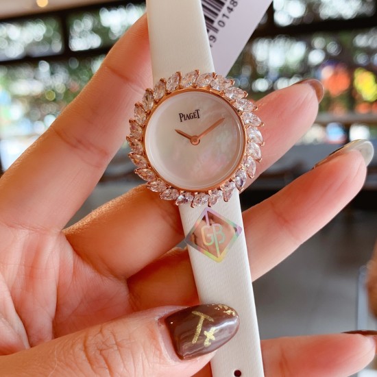 伯爵-PIAGET 全新高级珠宝系列,18K白金.玫瑰金,镶饰24颗马眼型切割美钻(约3.84克拉)是高级珠宝制作的一大挑战;钻石散发的耀眼光芒,皮带采用轻柔的缎面材质,与钻石造型形成优雅对比。原装尺寸31X7.8mm 伯爵-PIAGET 全新高级珠宝系列,18K白金.玫瑰金,镶饰24颗马眼型切割美钻(约3.84克拉)是高级珠宝制作的一大挑战;钻石散发的耀眼光芒,皮带采用轻柔的缎面材质,与钻石造型形成优雅对比。原装尺寸31X7.8mm