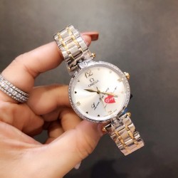 欧米茄蝶飞最新女神单品--外观雅致华美，彰显着引人瞩目的隽永美感。饰有镶座钻石刻度。进口石英机芯，走时精准无误。尺寸35mm