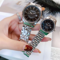 品牌：百达翡丽-PATEK PHILPPE 类型：情侣对表表壳：316精钢（做工上乘）表带：316钢机芯：进口石英机芯（走时精准）材料：高级强化镀膜镜面尺寸：男直径39mm 厚度8mm/女直径29mm 厚度8mm
