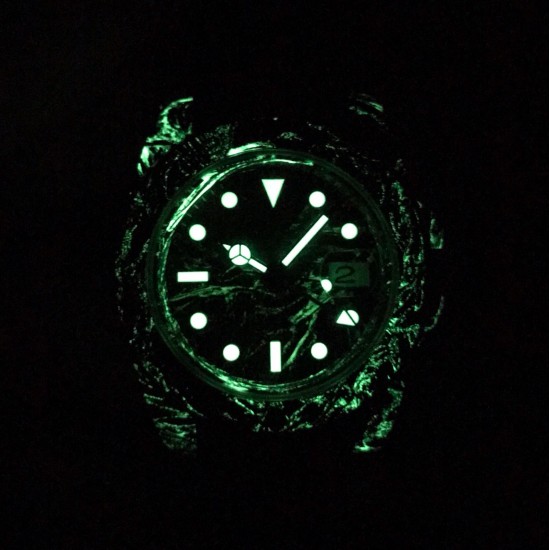 劳力士Rolex Daytona翡翠夜光全碳纤维GMT横空出世 这款获得天文台认证的首款全碳纤维GMT搭载2836全自动机械 蓝宝石抗刮损水晶镜面 碳纤维字面 完美复刻 原装同步橡树胶带 原装扣 更加柔软舒适 方便佩戴 爱不释手的劳力士GMT 品不完的一劳永逸!!! 劳力士Rolex Daytona翡翠夜光全碳纤维GMT横空出世 这款获得天文台认证的首款全碳纤维GMT搭载2836全自动机械 蓝宝石抗刮损水晶镜面 碳纤维字面 完美复刻 原装同步橡树胶带 原装扣 更加柔软舒适 方便佩戴 爱不释手的劳力士GMT 品不完的一劳永逸!!!