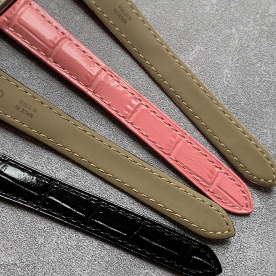 实拍 ♥️新版小牛皮来袭♥️2020最新卡地亚法国坦克Cartier Tank Franaise系列,一款百搭性价比又高的手表 搭配全新专柜欧版风格定制的原厂表带,进口瑞士石英机芯。八角形表冠,镶嵌一颗凸圆形合成尖晶石,剑形蓝钢指针,蓝宝石水晶镜面,采用与原装一致的实心内罩,尺寸:25 x 20mm。佩戴舒适柔软服帖,上手显得高贵又典雅,很气质很女人独家货源。 实拍 ♥️新版小牛皮来袭♥️2020最新卡地亚法国坦克Cartier Tank Franaise系列,一款百搭性价比又高的手表 搭配全新专柜欧版风格定制的原厂表带,进口瑞士石英机芯。八角形表冠,镶嵌一颗凸圆形合成尖晶石,剑形蓝钢指针,蓝宝石水晶镜面,采用与原装一致的实心内罩,尺寸:25 x 20mm。佩戴舒适柔软服帖,上手显得高贵又典雅,很气质很女人独家货源。