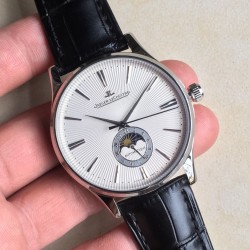 2019推出新款 Jaeger-leCoultre Master Ultra Thin Moon积家超薄月相大师系列42mm腕表，简洁的线条设计，赏心悦目的表盘。 显示令表盘尽显活力，6位24小时指针宛如一幕和谐美妙的腕上芭蕾。透过玻璃底盖，机芯运行一目了然。这款厚度仅5.8毫米的超薄机芯向世人证实，超凡的技艺和极尽复杂的功能可以在狭小的空间内完美展现