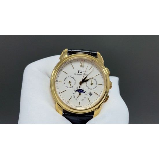 IWC万国最新力作最高版本万国波涛菲诺多功能高级自动腕表!9100多功能进口机械机芯!整表壳CNC精磨工艺,与原装工艺效果如出一辙,整体字面质感更佳!在订制机芯的加持下,尺寸41*10mm,优雅的贵族气息结合无与伦比的视觉享受,神秘雅致,精湛非凡,采用顶级意大利小皮材质表带,质地柔软细腻,手工缝制的丝线,纹路清晰,均匀规整,大方富有档次。⚠️请认准独家品质 IWC万国最新力作最高版本万国波涛菲诺多功能高级自动腕表!9100多功能进口机械机芯!整表壳CNC精磨工艺,与原装工艺效果如出一辙,整体字面质感更佳!在订制机芯的加持下,尺寸41*10mm,优雅的贵族气息结合无与伦比的视觉享受,神秘雅致,精湛非凡,采用顶级意大利小皮材质表带,质地柔软细腻,手工缝制的丝线,纹路清晰,均匀规整,大方富有档次。⚠️请认准独家品质