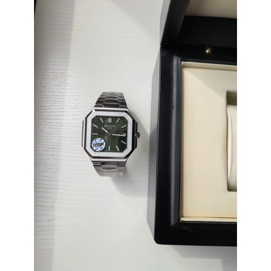HBF Factory 百达翡丽重磅推出新系列CUBITUS 5821腕表这款Cubitus手链及表盘,既经典又时尚,优雅与高级感完美平衡。亮点特色:1️⃣机芯:搭载定制9015改Cal.26-330(日历窗对版) ,自动上链机芯。2️⃣钢带:316L定制级人体工程学表带,新扣款式。3️⃣表壳:尺寸45毫米厚度仅8.25mm,为表壳对角线长度(即10点位至4点位),因为表壳近似于方形,上下边的宽度会小于这一数值,所以视觉效果并不是很大 HBF Factory 百达翡丽重磅推出新系列CUBITUS 5821腕表这款Cubitus手链及表盘,既经典又时尚,优雅与高级感完美平衡。亮点特色:1️⃣机芯:搭载定制9015改Cal.26-330(日历窗对版) ,自动上链机芯。2️⃣钢带:316L定制级人体工程学表带,新扣款式。3️⃣表壳:尺寸45毫米厚度仅8.25mm,为表壳对角线长度(即10点位至4点位),因为表壳近似于方形,上下边的宽度会小于这一数值,所以视觉效果并不是很大