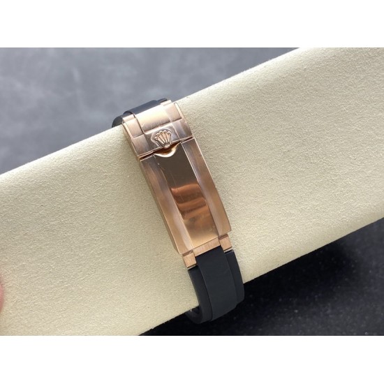 新品!ROLEX 劳力士 迪通拿4131整个系列迎来了全新的改变,具体有以下几点改变:1刻度时标变得更加纤细2计时表盘更加优雅纤细3 六点位增加皇冠标志4陶瓷圈新增金属外圈5表壳新一代表耳有更强的曲线效果6机芯升级从4130升级为41311.表盘所有颜色均与原版一致,无色差!每个时标刻度都精抛倒角打磨的基础上采用铂金电镀做到永久不退色!盘面字体清晰分明立体感十足! 新品!ROLEX 劳力士 迪通拿4131整个系列迎来了全新的改变,具体有以下几点改变:1刻度时标变得更加纤细2计时表盘更加优雅纤细3 六点位增加皇冠标志4陶瓷圈新增金属外圈5表壳新一代表耳有更强的曲线效果6机芯升级从4130升级为41311.表盘所有颜色均与原版一致,无色差!每个时标刻度都精抛倒角打磨的基础上采用铂金电镀做到永久不退色!盘面字体清晰分明立体感十足!