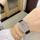 实拍 江诗丹顿-Vacheron Constantin 作为世界上历史悠久的钟表制造商从未停止生产,秉承悉力以赴,精益求精的品牌座右铭,其中有一款-Malte系列25530/000R-9742,经典酒桶型婉表,防磨水晶镜面,内部经反光处理,配置瑞士原装石英机芯,尺寸28.40*38.67毫米,厚度7.28毫米。表壳电镀18K白金/玫瑰金,表带有布绢带,牛皮带两种选择,针扣配带.市面最高版本,你值得拥有! 实拍 江诗丹顿-Vacheron Constantin 作为世界上历史悠久的钟表制造商从未停止生产,秉承悉力以赴,精益求精的品牌座右铭,其中有一款-Malte系列25530/000R-9742,经典酒桶型婉表,防磨水晶镜面,内部经反光处理,配置瑞士原装石英机芯,尺寸28.40*38.67毫米,厚度7.28毫米。表壳电镀18K白金/玫瑰金,表带有布绢带,牛皮带两种选择,针扣配带.市面最高版本,你值得拥有!