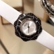 实拍 七夕好礼 PIAGET伯爵 Limelight非凡珍品腕表系列 表壳直径为33mm ,电镀白金,瑞士朗达石英机芯 。手表表壳由花瓣造型上镶嵌112颗特制切割方形钻石于表圈 彰显奢华 蓝宝石水晶镜面 搭配绸缎丝绢皮。这不仅是一款非凡的腕表,更堪称一件珠宝工艺杰作,完美结合创意 打破常规的切割,彰显着珠宝腕表的优雅魅力 实拍 七夕好礼 PIAGET伯爵 Limelight非凡珍品腕表系列 表壳直径为33mm ,电镀白金,瑞士朗达石英机芯 。手表表壳由花瓣造型上镶嵌112颗特制切割方形钻石于表圈 彰显奢华 蓝宝石水晶镜面 搭配绸缎丝绢皮。这不仅是一款非凡的腕表,更堪称一件珠宝工艺杰作,完美结合创意 打破常规的切割,彰显着珠宝腕表的优雅魅力