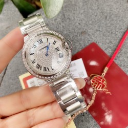 新年特惠送福饰品CARTIER卡卡 ，蓝气球奢华系列，自然光实拍，超美摒弃了现代盛行的繁复华丽的修饰，以经典又潮流的元素重新诠释唯美，高贵气质尽显无漏！打造独家高超品质.台湾厂四件套外壳，瑞士石英机芯，鱼眼蓝宝石镜面，11色牛皮表带可选，原装折叠表扣，尺寸：36mm 新年特惠 先到先得
