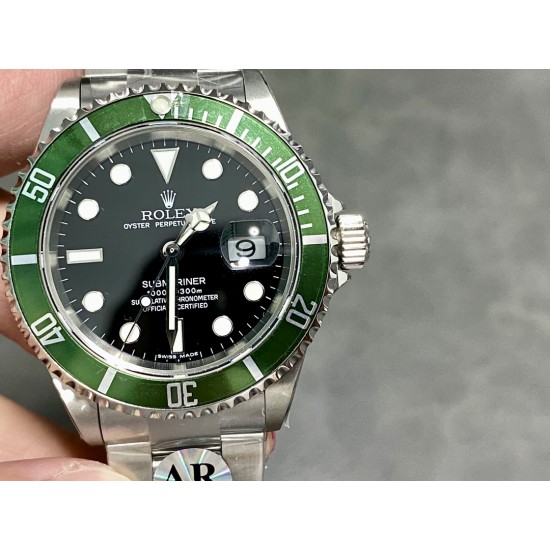 ARROLEX超强904钢复古水鬼SUB"16610"系列。表壳表带表扣均为AR专用订制,顶级芬兰进口904钢材铸造而成! 震撼技术特点1⃣️:复古水鬼的铝合金圈口与正品一致,都是散件套瘪,冲压而成,正品绿圈因年代和版本,有区分平头40和尖头40,圈口绿色也有区分!AR在此处复刻,力求与原装一致并可与原装互换。2⃣️:全新的实心秒轴设计3⃣️:表壳表带的打磨和表扣内外侧的处理都为市面最强做工 4️⃣圈口三角位夜光珠重新升级,珠形更饱满圆润!5⃣️搭载全新3135自动型机芯 ARROLEX超强904钢复古水鬼SUB"16610"系列。表壳表带表扣均为AR专用订制,顶级芬兰进口904钢材铸造而成! 震撼技术特点1⃣️:复古水鬼的铝合金圈口与正品一致,都是散件套瘪,冲压而成,正品绿圈因年代和版本,有区分平头40和尖头40,圈口绿色也有区分!AR在此处复刻,力求与原装一致并可与原装互换。2⃣️:全新的实心秒轴设计3⃣️:表壳表带的打磨和表扣内外侧的处理都为市面最强做工 4️⃣圈口三角位夜光珠重新升级,珠形更饱满圆润!5⃣️搭载全新3135自动型机芯