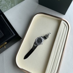 鳄鱼皮RF新款  爱彼皇家橡树系列型号67601石英腕表，皇家橡树系列独有的八角形外观还拥有爱彼独特的设计风格也将女士优雅风格融入其中，深受女明星们的爱戴，即使只有33毫米的小尺寸，也将爱彼独有的纯净美感与刚毅线条展现的淋漓尽致 而镶满钻石的表圈也为佩戴的女士增添了更多的柔美。巴蒂镶嵌一枚半透明凸面蓝宝石，搭载瑞士进口石英机芯，拥有实用的日历显示功能，搭配美洲鳄鱼鳄鱼皮。