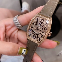 ✔️✔️法兰克穆勒 FranckMuller 36mm*45mm酒桶型表壳和夸张的弧度设计满足了小女生对FM的热爱✔️✔️