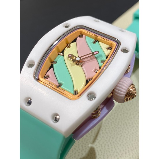 实拍 理查德米勒 RichardMille 糖果棉花糖 最新爆款 bon bon系列最稀有的作品!克服传统工艺打破模式!钟表最受尊敬的技术之一。不是所有人的嫁妆,棉花糖运动曲线和颜色,它们是诱人的。有了理查德米勒,实现了把棉花糖戴在你的手腕上!白色陶瓷加上黄粉绿搪瓷表盘,RM-07柔和的颜色创造了一个组合...甜蜜!糖果店的一次旅行,一个让人难以置信的艺术品。你会戴上它吗? 实拍 理查德米勒 RichardMille 糖果棉花糖 最新爆款 bon bon系列最稀有的作品!克服传统工艺打破模式!钟表最受尊敬的技术之一。不是所有人的嫁妆,棉花糖运动曲线和颜色,它们是诱人的。有了理查德米勒,实现了把棉花糖戴在你的手腕上!白色陶瓷加上黄粉绿搪瓷表盘,RM-07柔和的颜色创造了一个组合...甜蜜!糖果店的一次旅行,一个让人难以置信的艺术品。你会戴上它吗?