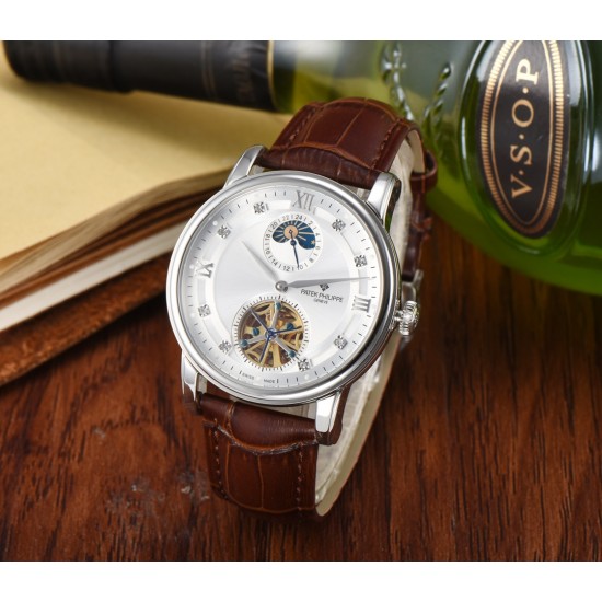 时尚新款 PATEK PHILIPPE【新年巨献 最高版本】百达翡丽超级多功能系列(功能 12字位日月星辰显示 6字位飞达显示)和原装一样的带水平压纹工艺,带荧光刻度 ,42mm直径。316L精钢镀金,原装进口镀膜水晶镜面。字面的外钻为施华洛世奇钻,通透闪亮,气质非凡。在目前技术范畴内尽可能接近原装,此款腕表让您驾驭所有场合。 时尚新款 PATEK PHILIPPE【新年巨献 最高版本】百达翡丽超级多功能系列(功能 12字位日月星辰显示 6字位飞达显示)和原装一样的带水平压纹工艺,带荧光刻度 ,42mm直径。316L精钢镀金,原装进口镀膜水晶镜面。字面的外钻为施华洛世奇钻,通透闪亮,气质非凡。在目前技术范畴内尽可能接近原装,此款腕表让您驾驭所有场合。