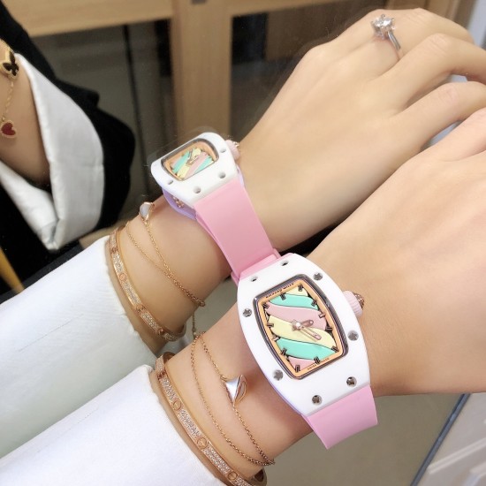 实拍 理查德米勒 RichardMille 糖果棉花糖 最新爆款 bon bon系列最稀有的作品!克服传统工艺打破模式!钟表最受尊敬的技术之一。不是所有人的嫁妆,棉花糖运动曲线和颜色,它们是诱人的。有了理查德米勒,实现了把棉花糖戴在你的手腕上!白色陶瓷加上黄粉绿搪瓷表盘,RM-07柔和的颜色创造了一个组合...甜蜜!糖果店的一次旅行,一个让人难以置信的艺术品。你会戴上它吗? 实拍 理查德米勒 RichardMille 糖果棉花糖 最新爆款 bon bon系列最稀有的作品!克服传统工艺打破模式!钟表最受尊敬的技术之一。不是所有人的嫁妆,棉花糖运动曲线和颜色,它们是诱人的。有了理查德米勒,实现了把棉花糖戴在你的手腕上!白色陶瓷加上黄粉绿搪瓷表盘,RM-07柔和的颜色创造了一个组合...甜蜜!糖果店的一次旅行,一个让人难以置信的艺术品。你会戴上它吗?