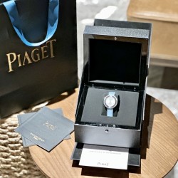 全球首发新品腕表有多惊艳，快来找我戴新品！伯爵“时来运转”顶级奢侈品入门款第一眼看到它的时候我一眼就中，首先是外观设计足够百搭，旋转式表圈可自由转动，外层一圈可来回转动 很有寓意、一起“转动，遇见非凡”。百搭中号34尺寸！上手很秀气，彩色鳄鱼皮可轻松拆卸 看上去就高端，机芯采用瑞士进口石英机芯，螺旋式表圈316L精钢打磨抛光 表面光亮如镜、表盘内圈钻石刻度 11颗⭕️圆形美钻、外圈42颗圆形美钻