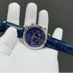 PP百达翡丽超级复杂功能时计系列：星空（超级夜光）真星空轨道表盘，星象图表盘由三块不同的圆盘共同组成，两块圆盘分别显示星空背景和月相，另有一块透明水晶圆盘显示星象图和银河，完美演绎浩瀚星空。透过底盖可见原装240 LU CL C珍珠陀机芯，动力储存可达48小时。整表直径4411与正品一致。快拆表带是手工缝制的亮色方形鳞纹表带搭配原装折叠扣。这款非凡的时计作品，彰显了百达翡丽精湛的制表工艺以及超卓的复杂领域开创精神，把整个星空佩戴在手腕上，你值得拥有