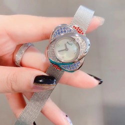 最新 PIAGET伯爵 Limelight非凡珍品腕表系列 花朵 闭合状态下尺寸33mm*22mm， 花朵盛开时直径为33mm。表壳才有18K白金电镀，进口石英机芯 。特点: 表壳由可顺时针旋转的三片花瓣造型组成一朵完美的三色艳丽花朵。第一层花瓣上镶嵌26颗白色钻石于表圈 ，第二层花瓣镶嵌26颗红色钻石彰显奢华，第三层花瓣镶嵌18颗幽邃蓝宝石彰显尊贵，蓝宝石水晶镜面 搭配绸缎丝绢皮/手工锻造丝网表带。这不仅是一款非凡的腕表，更堪称一件珠宝工艺杰作，完美结合创意，生动灵性，彰显着珠宝腕表的优雅魅力