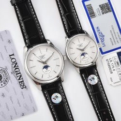 【赵丽颖同款】Longines浪琴 名匠系列情侣‍‍腕表。全新浪琴名匠月相腕表系列。 诠释女性高贵典雅。精钢表壳直径：34毫米尺寸。官方一致6字位月相1-31日期显示功能。进口石英机芯。三码合一。采用进口头层牛皮、原装蝴蝶扣。珍珠母贝表盘在女表中是运用较多的元素，浪琴为其搭配了12颗钻石时标，将女性魅力发挥到极致。盘面6点钟位置的小表盘显示月相和日期，兼顾实用性和浪漫感，精巧别致。字表盘扫描打版，颜色、“麦粒”格纹深浅、内影字体大小粗细与正品完全一致。 三码合一认准编号