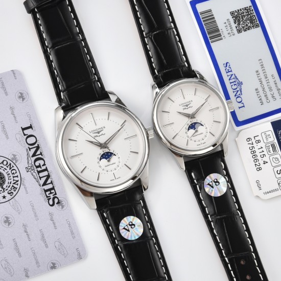 【赵丽颖同款】Longines浪琴 名匠系列情侣腕表。全新浪琴名匠月相腕表系列。 诠释女性高贵典雅。精钢表壳直径:34毫米尺寸。官方一致6字位月相1-31日期显示功能。进口石英机芯。三码合一。采用进口头层牛皮、原装蝴蝶扣。珍珠母贝表盘在女表中是运用较多的元素,浪琴为其搭配了12颗钻石时标,将女性魅力发挥到极致。盘面6点钟位置的小表盘显示月相和日期,兼顾实用性和浪漫感,精巧别致。字表盘扫描打版,颜色、“麦粒”格纹深浅、内影字体大小粗细与正品完全一致。 三码合一认准编号 【赵丽颖同款】Longines浪琴 名匠系列情侣腕表。全新浪琴名匠月相腕表系列。 诠释女性高贵典雅。精钢表壳直径:34毫米尺寸。官方一致6字位月相1-31日期显示功能。进口石英机芯。三码合一。采用进口头层牛皮、原装蝴蝶扣。珍珠母贝表盘在女表中是运用较多的元素,浪琴为其搭配了12颗钻石时标,将女性魅力发挥到极致。盘面6点钟位置的小表盘显示月相和日期,兼顾实用性和浪漫感,精巧别致。字表盘扫描打版,颜色、“麦粒”格纹深浅、内影字体大小粗细与正品完全一致。 三码合一认准编号