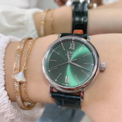实拍【IWC 2019推出女士全新 Portofino波涛菲诺系列】1⃣️:壳套尺寸34mm/8.8mm采用316精钢材质打磨，每个壳套全程CNC处理所有细节达到完美2⃣️:采用进口日本9015天文台级别经过本厂严格把控 调试 达到零返修稳定性3⃣️:采用瑞士蓝宝石镜面 通透明亮4⃣️字面采用简洁的条丁罗马和表盘十二颗 设计呈现出精致典雅之感5⃣️:表带采用原装快速更换系统 搭配意大利小牛皮皮质柔软细腻:有六种颜色可选(绿色，兰色，黑色，深棕，酒红，粉色)6⃣️:原装表扣采用316精钢材质打磨