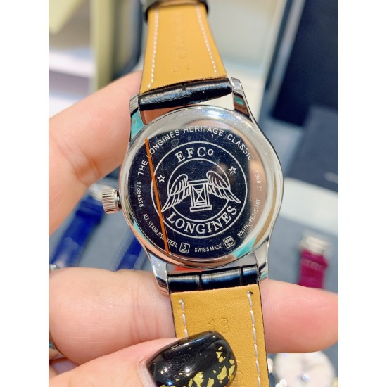【赵丽颖同款】Longines浪琴 名匠系列女士腕表。全新浪琴名匠月相腕表系列。 诠释女性高贵典雅。精钢表壳直径:34毫米尺寸。官方一致6字位月相1-31日期显示功能。进口石英机芯。三码合一。采用进口头层牛皮、原装蝴蝶扣。珍珠母贝表盘在女表中是运用较多的元素,浪琴为其搭配了12颗钻石时标,将女性魅力发挥到极致。盘面6点钟位置的小表盘显示月相和日期,兼顾实用性和浪漫感,精巧别致。字表盘扫描打版,颜色、“麦粒”格纹深浅、内影字体大小粗细与正品完全一致。 【赵丽颖同款】Longines浪琴 名匠系列女士腕表。全新浪琴名匠月相腕表系列。 诠释女性高贵典雅。精钢表壳直径:34毫米尺寸。官方一致6字位月相1-31日期显示功能。进口石英机芯。三码合一。采用进口头层牛皮、原装蝴蝶扣。珍珠母贝表盘在女表中是运用较多的元素,浪琴为其搭配了12颗钻石时标,将女性魅力发挥到极致。盘面6点钟位置的小表盘显示月相和日期,兼顾实用性和浪漫感,精巧别致。字表盘扫描打版,颜色、“麦粒”格纹深浅、内影字体大小粗细与正品完全一致。